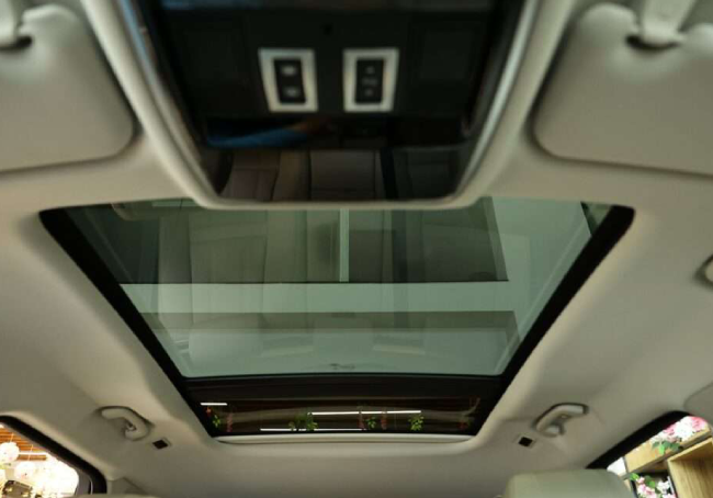 Velar Interior 3